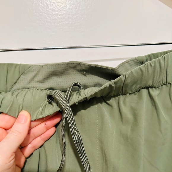 H&M Move Athletic Short Women’s Medium Light Olive Green 3” Inseam - Picture 5 of 7